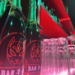 スナックのバーカウンターを撮影した写真